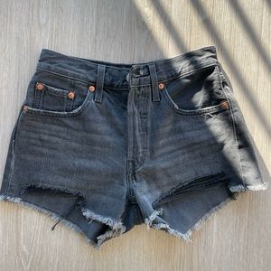 Black levi’s jean shorts